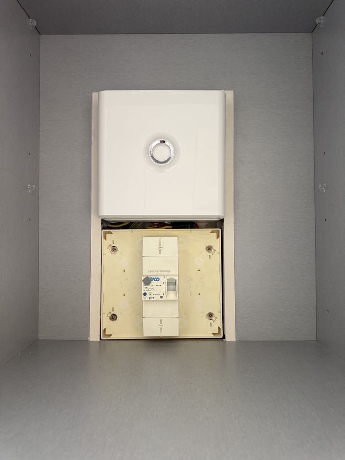 Coffret électrique Legrand neuf fermé, posé dans un placard au-dessus du disjoncteur de branchement