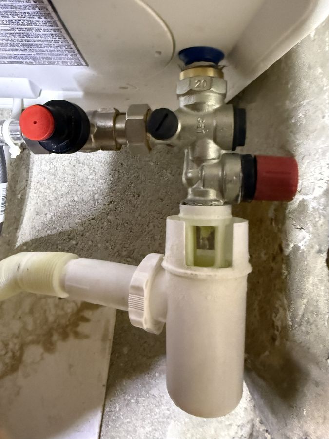 Groupe de sécurité neuf avec siphon sous un chauffe-eau électrique, raccords laiton